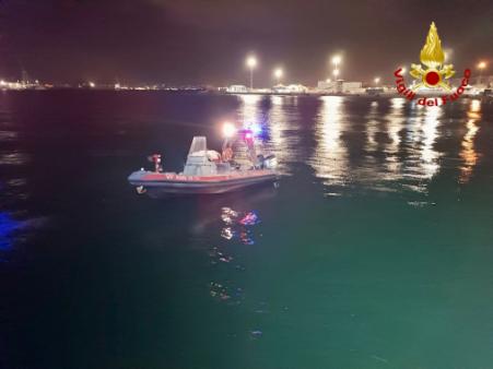 I sommozzatori recuperano una persona caduta in mare con la propria auto