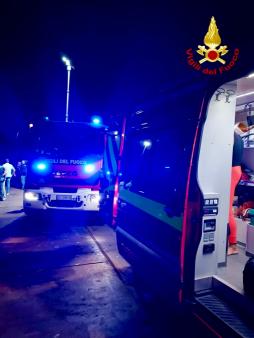 I sommozzatori recuperano una persona caduta in mare con la propria auto