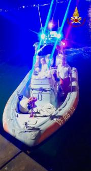 I sommozzatori recuperano una persona caduta in mare con la propria auto