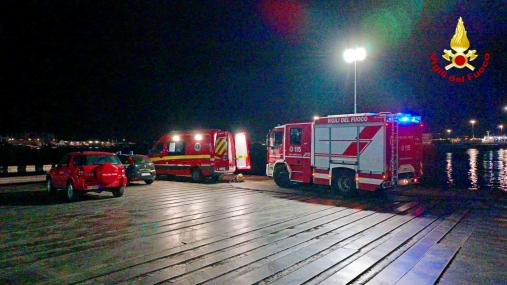 I sommozzatori recuperano una persona caduta in mare con la propria auto