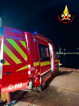 I sommozzatori recuperano una persona caduta in mare con la propria auto