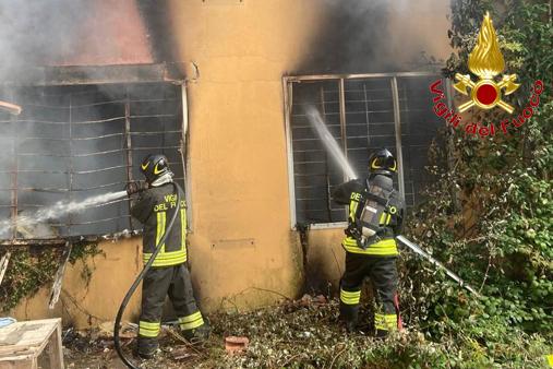 Vigili del fuoco impegnati per un incendio in via di Tempagnano