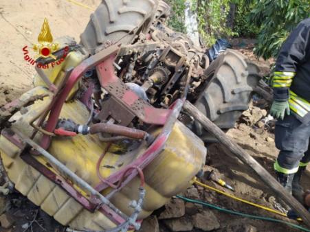 Scontro multiplo tra due auto e un mezzo pesante