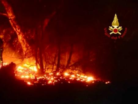 Vigili del Fuoco al lavoro per un vasto incendio alla Timpa di Acireale CT