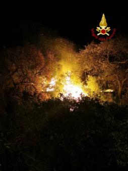 Vigili del Fuoco al lavoro per un vasto incendio alla Timpa di Acireale CT