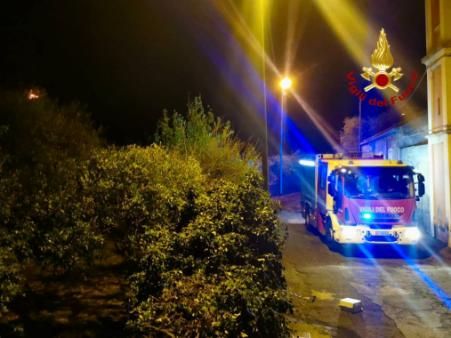 Vigili del Fuoco al lavoro per un vasto incendio alla Timpa di Acireale CT