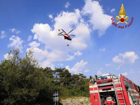 Vasto incendio vegetazione alle porte di Monfalcone