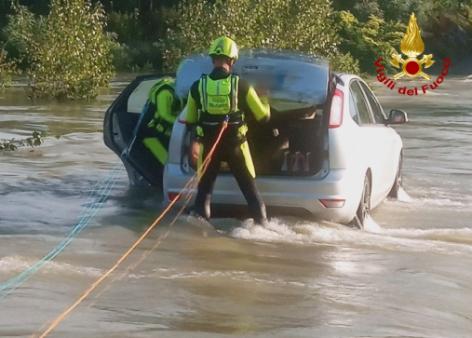 Soccorso automobilista bloccato sul guado del torrente Malina