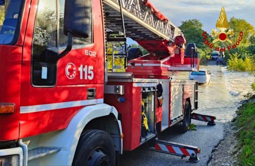 Soccorso automobilista bloccato sul guado del torrente Malina