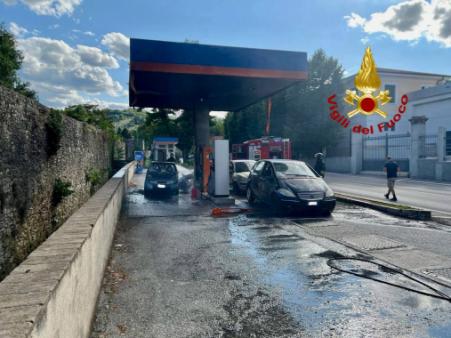 Incendio di 3 autovetture all'interno di un impianto di rifornimento a Spoleto