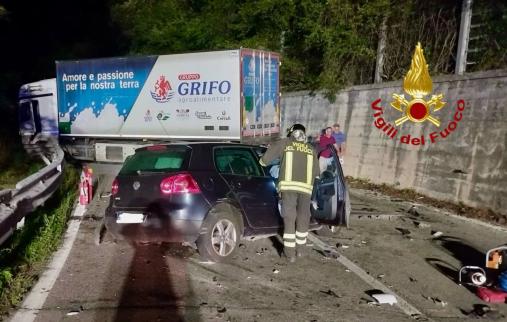 Auto e mezzo pesante si scontrano sulla SS 685. Intervengono i Vigili del fuoco