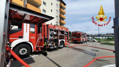Fiamme in un appartamento in via Rossellini