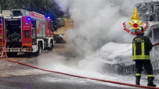 Incendio di un autocarro a Macerata