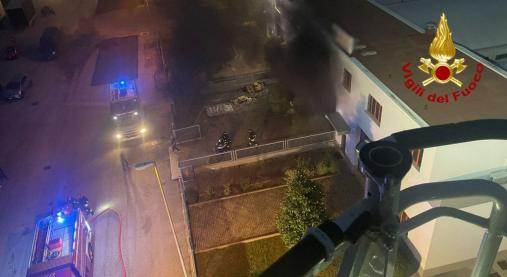 In fiamme un capannone in via Montanelli