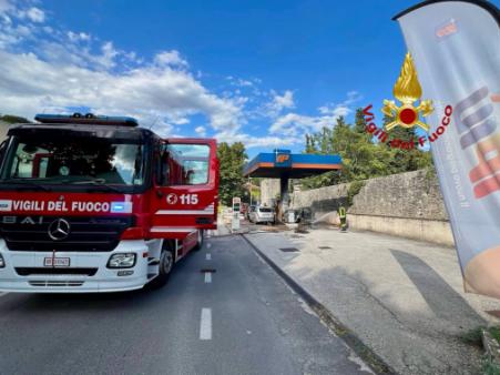 Incendio di 3 autovetture all'interno di un impianto di rifornimento a Spoleto