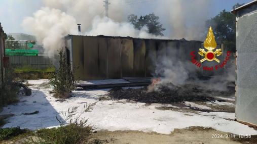 In fiamme un capannone a Bettona, Vigili del fuoco al lavoro