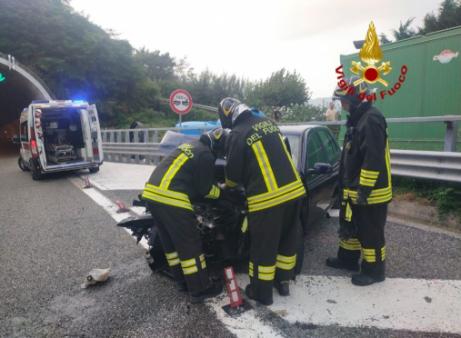 Incidente stradale in A26: due autovetture coinvolte