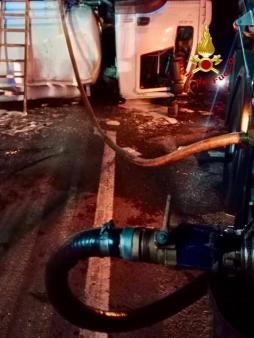 Ribaltamento di un'autocisterna a seguito di un incidente stradale sulla SS 192 a Belpasso
