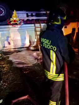 Ribaltamento di un'autocisterna a seguito di un incidente stradale sulla SS 192 a Belpasso