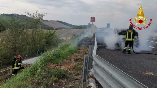 Incendio di un'autovettura e di sterpaglie a Chiaravalle