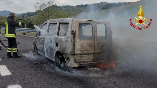 Incendio di un'autovettura e di sterpaglie a Chiaravalle