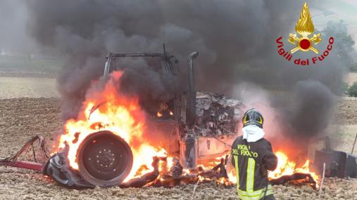 Incendio di un trattore a Morro d'Alba