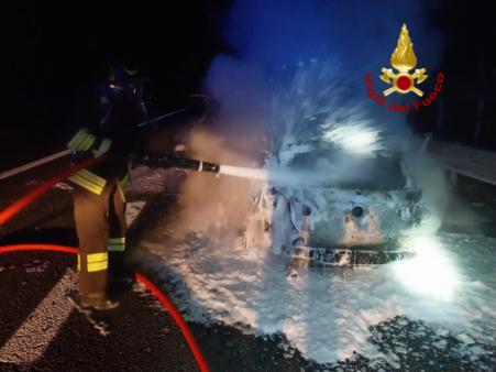 Incendio di un'autovettura ad Ancona