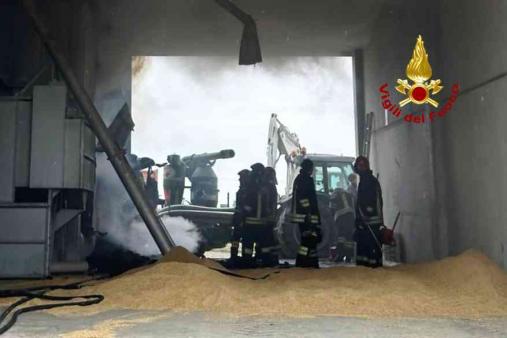 Essicatoito in fiamme sulla SP1 a Crescentino