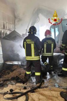 Essicatoito in fiamme sulla SP1 a Crescentino