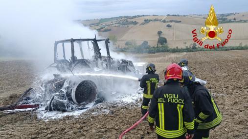 Incendio di un trattore a Morro d'Alba