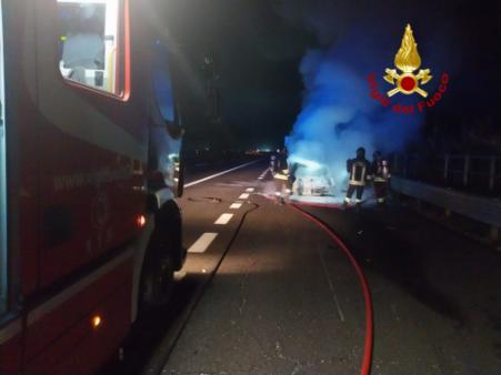 Incendio di un'autovettura ad Ancona