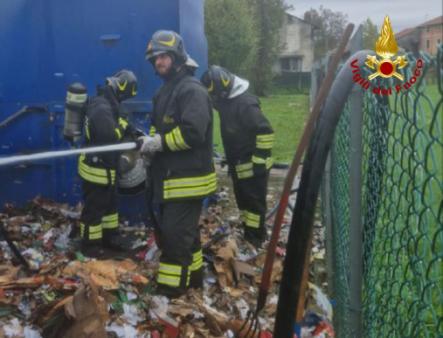 A fuoco un compattatore di cartoni