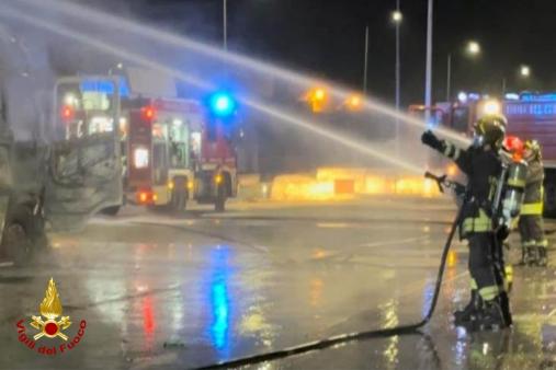 Autoarticolato in fiamme in una stazione di sosta e rifornimento
