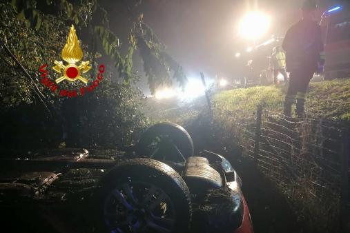 Autovettura esce di strada