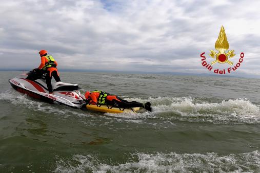 Concluso a Perugia il corso interprovinciale per l'abilitazione alla conduzione di moto d'acqua per i Vigili del Fuoco