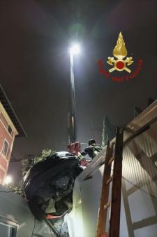 Vettura finisce fuori strada e va sopra ad un container