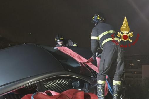 Vettura finisce fuori strada e va sopra ad un container