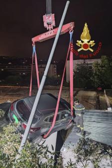 Vettura finisce fuori strada e va sopra ad un container