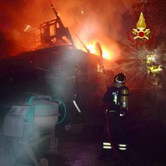 Intervento per un vasto incendio in uno chalet a Pedara CT