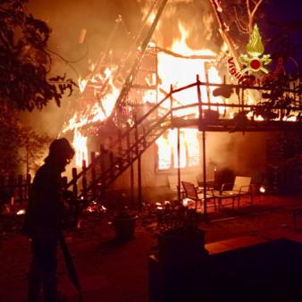 Intervento per un vasto incendio in uno chalet a Pedara CT