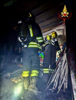 Intervento per un vasto incendio in uno chalet a Pedara CT