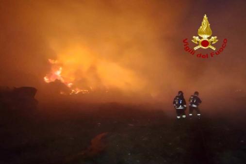 Vasto incendio di sterpaglie a ridosso del cimitero di Catania