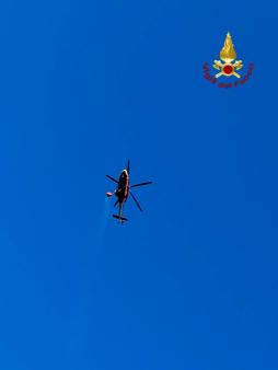 Vasto incendio di sterpaglie a ridosso del cimitero di Catania