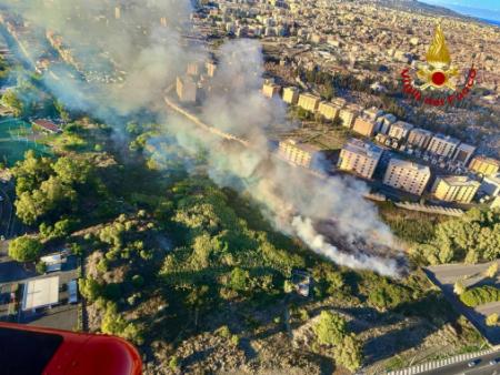 Vasto incendio di sterpaglie a ridosso del cimitero di Catania