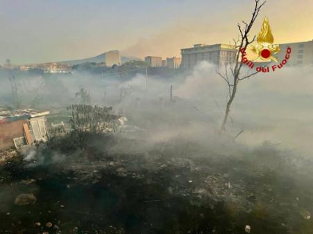 Vasto incendio di sterpaglie a ridosso del cimitero di Catania