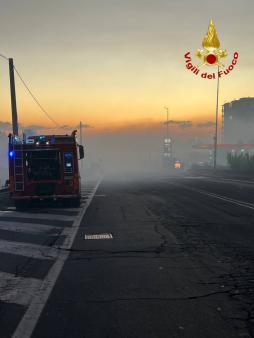 Vasto incendio di sterpaglie a ridosso del cimitero di Catania