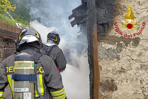Lucca, incendio in una casa rurale a Fiano