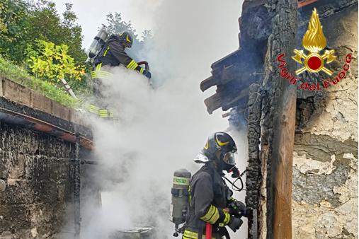 Lucca, incendio in una casa rurale a Fiano