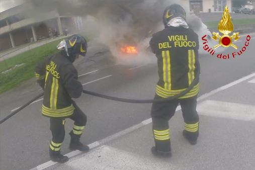 I Vigili del fuoco intervengono su un incendio autovettura
