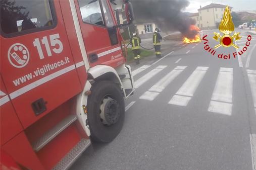 I Vigili del fuoco intervengono su un incendio autovettura